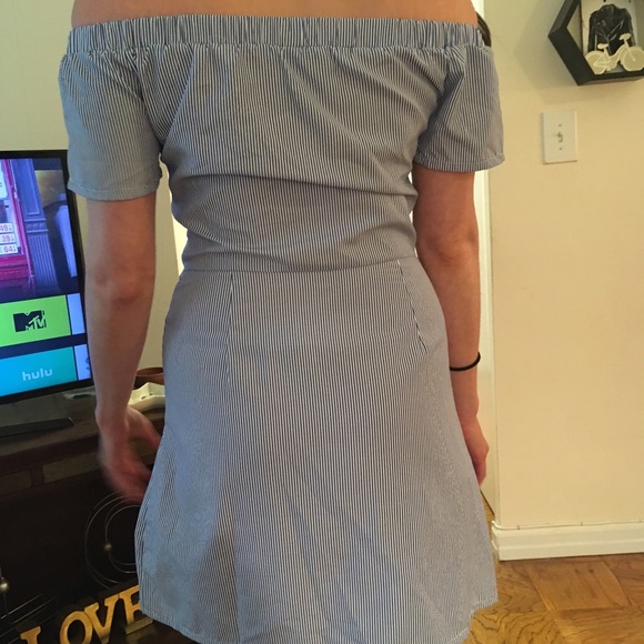 Design Lab Seersucker Off The Shoulder Dress - Picture 4 of 7